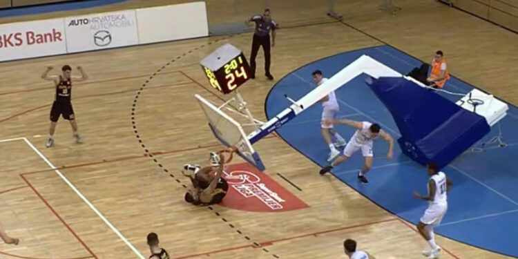 Konstrukcija koša pala na igrača u Rijeci: "Izmaknuo se u posljednji trenutak"