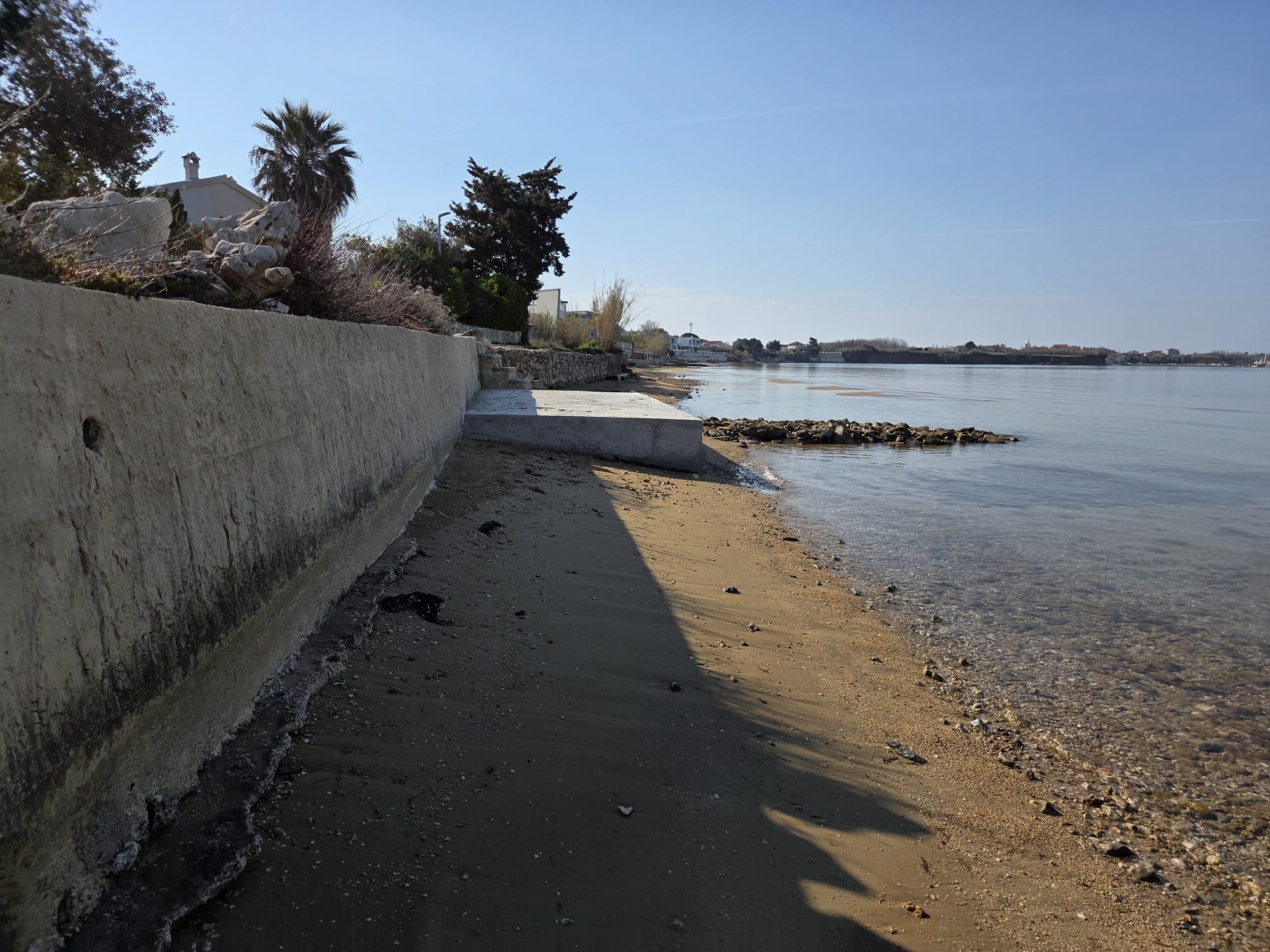 VIJESNICI PROLJEĆA Krenulo uzobalno betoniranje: "U Privlaci uništen prirodni dio obale koji bi trebao biti dostupan svima!"