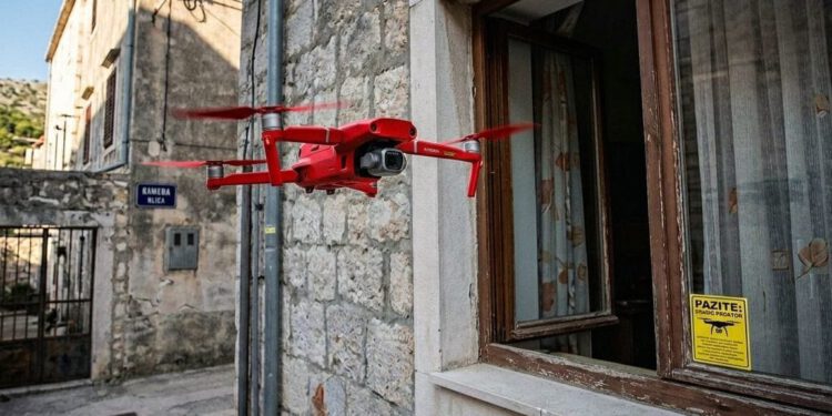 Dron u Žrnovnici neposredno uz prozor stambenog objekta? Građanin: "Biće gleda što je za ručak"