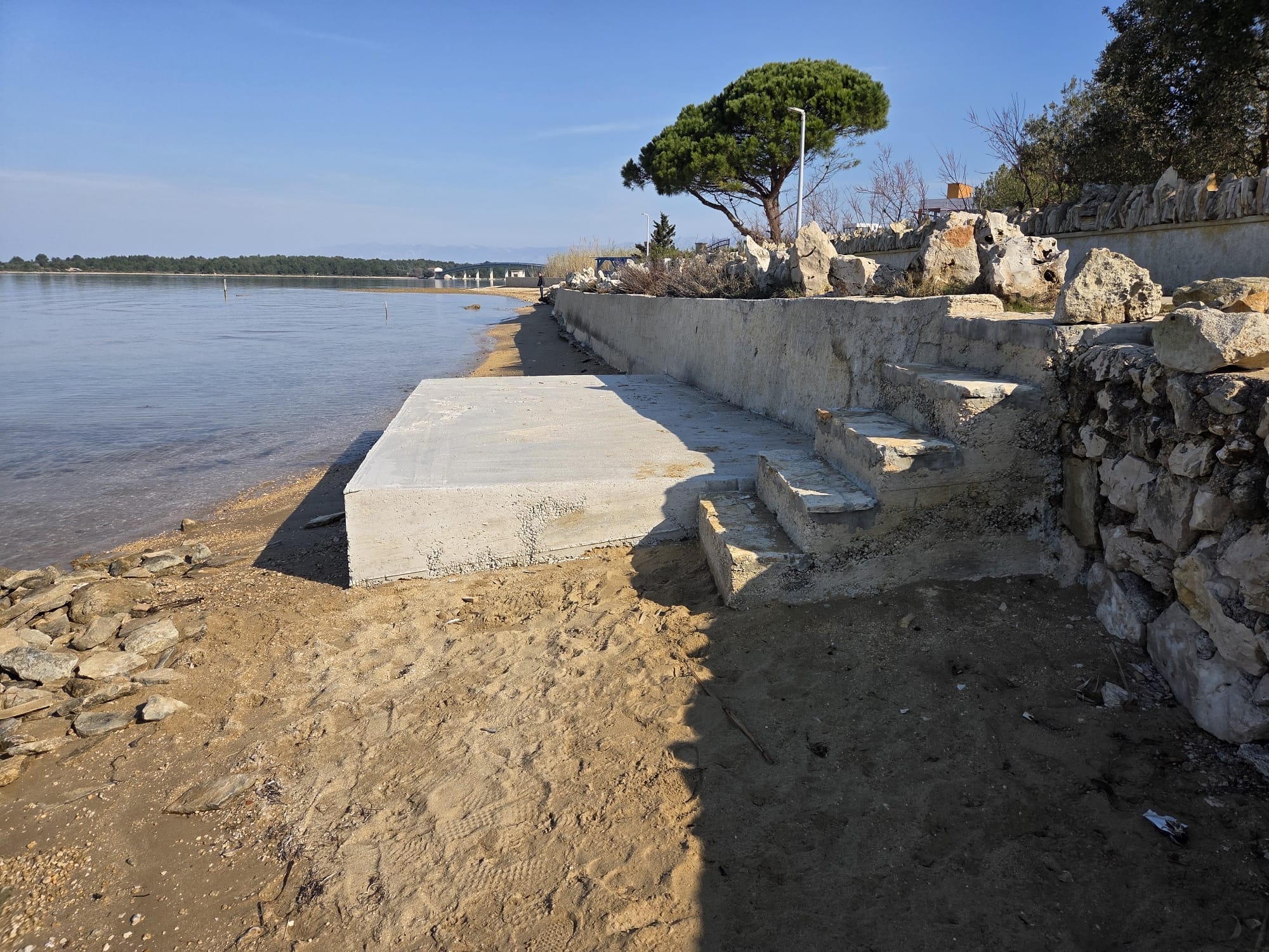 VIJESNICI PROLJEĆA Krenulo uzobalno betoniranje: "U Privlaci uništen prirodni dio obale koji bi trebao biti dostupan svima!"