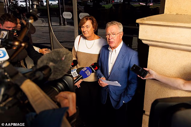 Dennisova objava riskira da vrati užasna sjećanja Hoskinsovim roditeljima Peteru i Amandi (na slici ispred suda nakon što je osuđen u svibnju 2025.)