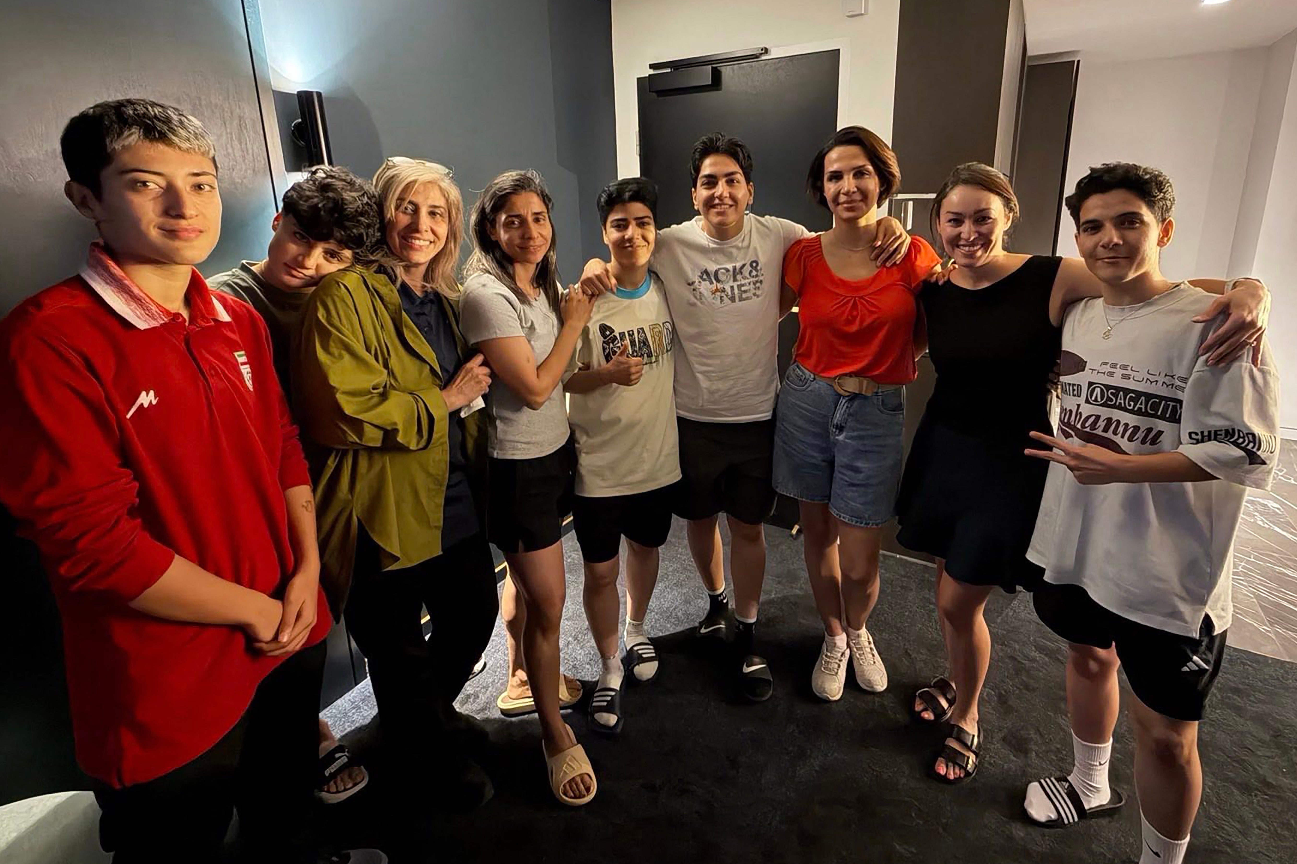 Fotografija bez datuma koju je australsko Ministarstvo unutarnjih poslova objavilo 11. ožujka 2026. prikazuje šest iranskih nogometaša i dužnosnika momčadi s dvojicom neidentificiranih lokalnih dužnosnika (2. i 3. R) u Sydneyu, nakon što su zatražili azil u Australiji.