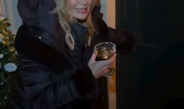 Amanda Holden iznenadila je farmerski zbor Britain’s Got Talent Jeremyja Clarksona dok se pojavila na njihovoj zabavi u pubu kako bi proslavila emocionalni trenutak zlatne zujalice