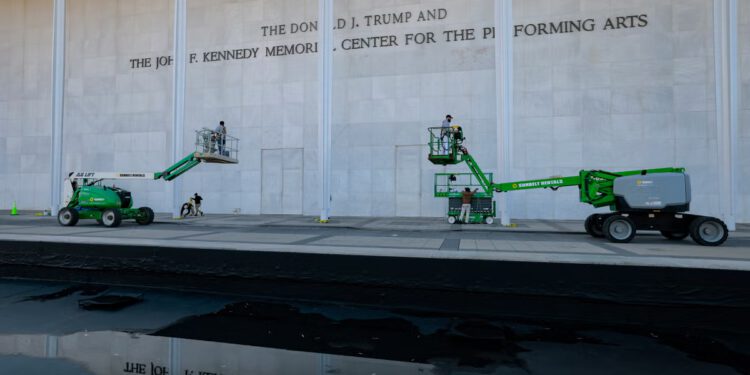 Arhitekti i povijesne grupe tuže se kako bi spriječili Trumpa da ‘na brzinu’ uništi Kennedy Center u najnovijem preuređenju DC-a