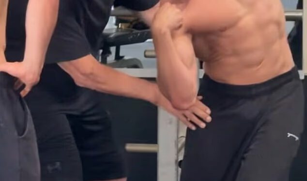 Arnold Schwarzenegger podučava dijete ljubavi Josepha Baenu trikovima svog zanata dok se priprema za svoje prvo natjecanje u bodybuildingu