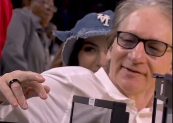 Bill Maher je ozlijeđen nakon što se NBA igrač zaletio u njegovo sjedalo pored terena na utakmici Lakersa