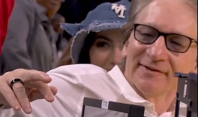 Bill Maher je ozlijeđen nakon što se NBA igrač zaletio u njegovo sjedalo pored terena na utakmici Lakersa