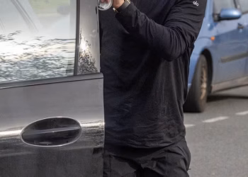 Bradley Dack izgleda tmurno dok ponovno odlazi s treninga bez vjenčanog prstena nakon što je prestao pratiti bivšu Oliviju Attwood i obećao da će je odvesti ‘na čišćenje’ nakon njezina poljupca s Peteom Wicksom