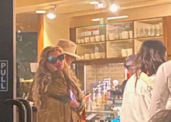 Britney Spears viđena u javnosti prvi put nakon uhićenja pod utjecajem droge dok se zaustavlja u Malibu Starbucksu