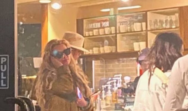 Britney Spears viđena u javnosti prvi put nakon uhićenja pod utjecajem droge dok se zaustavlja u Malibu Starbucksu