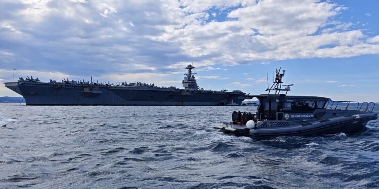 Brod Obalne straže čuva perimetar nosača Forda ispred Splita