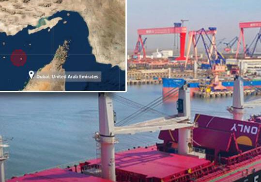 Brod za prijevoz rasutog tereta pogođen projektilom