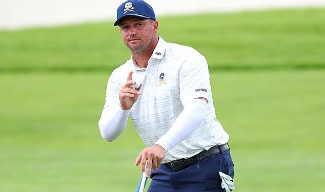 Bryson DeChambeau doživio neugodan pad u bunker tijekom LIV Golf događaja u Singapuru