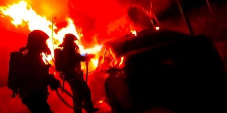 Buktinja u Dalmaciji probudila stanare: Misteriozni automobil izgorio usred noći!