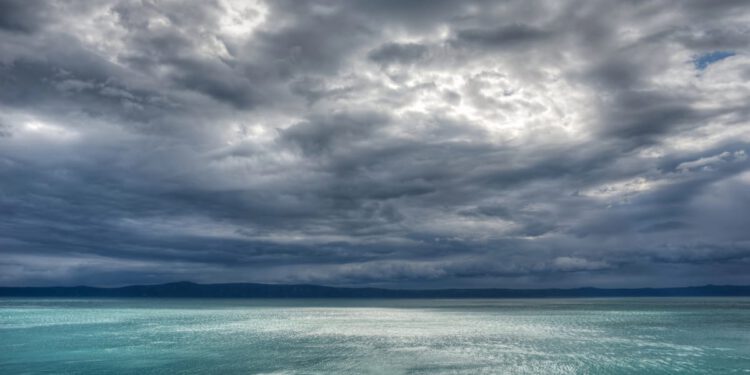 Bura slabi, poslijepodne se očekuju povremeni pljuskovi