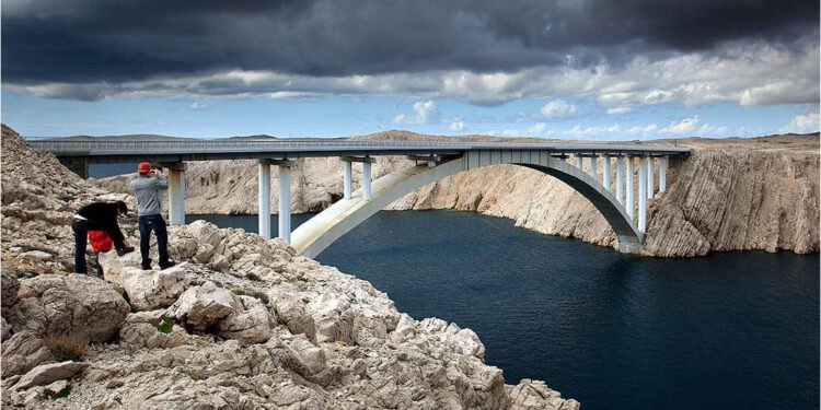Bura “zatvorila” Paški most, otok odsječen od kopna!