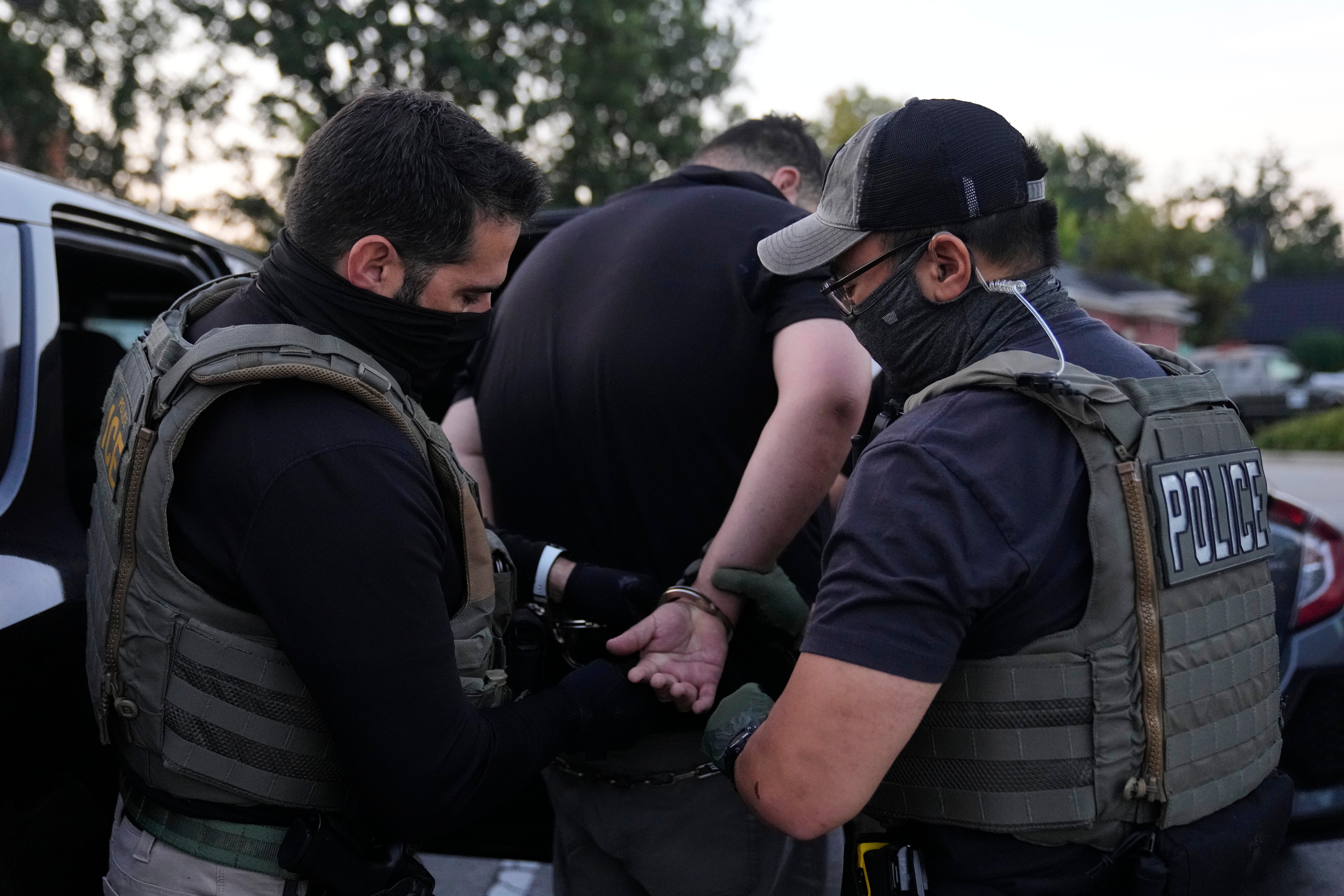 Suci su opetovano utvrdili da imigracijska i carinska policija nezakonito nije dala priliku uhićenim imigrantima da dokažu da ispunjavaju uvjete za puštanje, prema novoj analizi