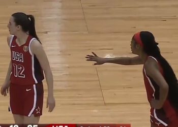 Čini se da Caitlin Clark brutalno omalovažava WNBA suparnicu Angel Reese tijekom utakmice Team USA… dok Dave Portnoy odmjerava snage