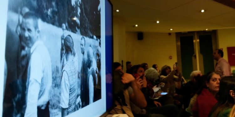 Čovjek govori o ponosu dok izgubljene fotografije pokazuju kako je njegov djed odveden na nacističku egzekuciju