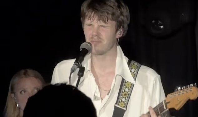 Cruz Beckham guši suze dok izvodi novi singl ‘inspiriran otuđenjem brata Brooklyna’ pred emotivnim bratom Romeom i roditeljima Davidom i Victorijom te na londonskom showu