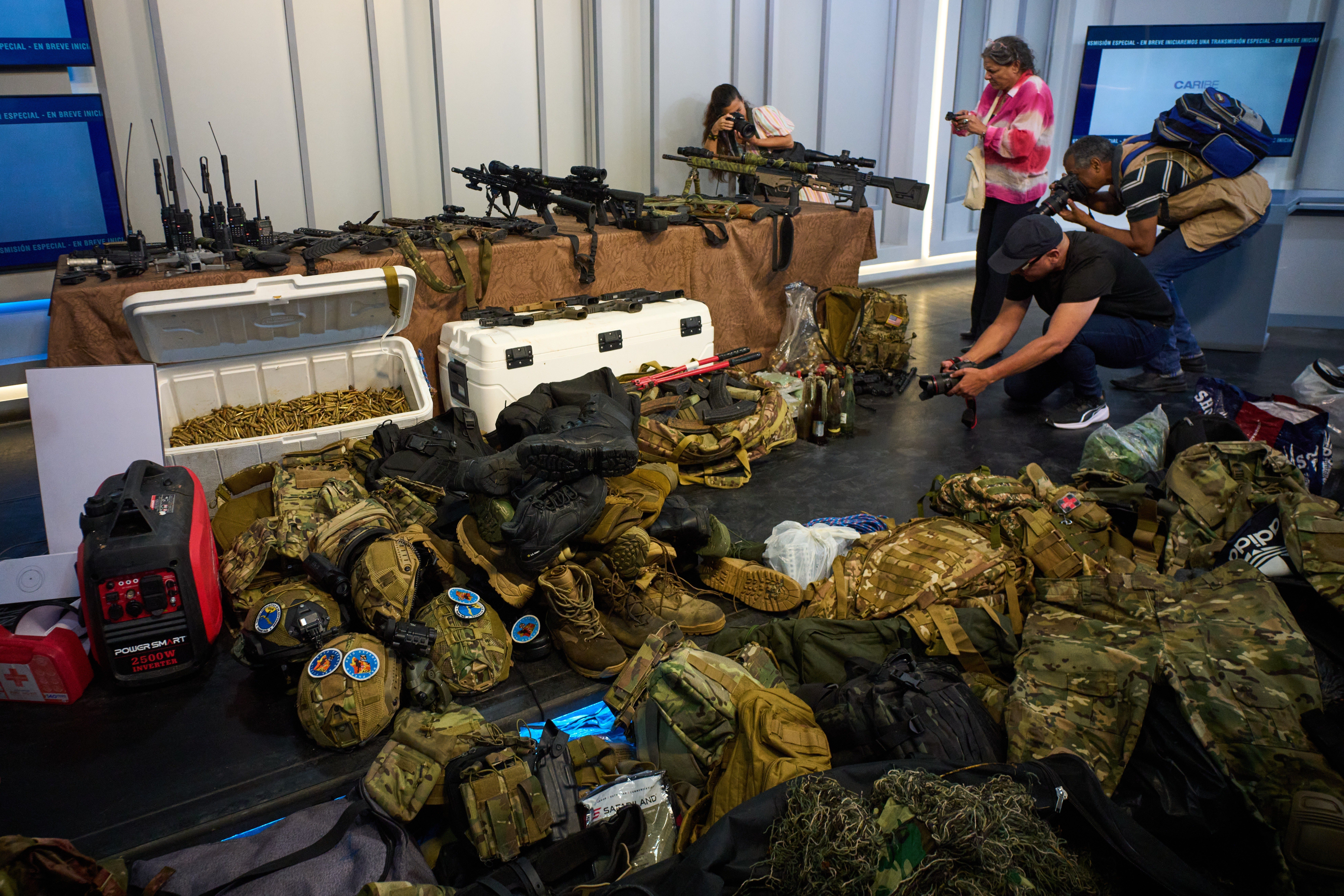 Vlada je otkrila predmete za koje se kaže da su pronađeni na brodu, uključujući desetak oružja velike snage, više od 12.800 komada streljiva i 11 pištolja