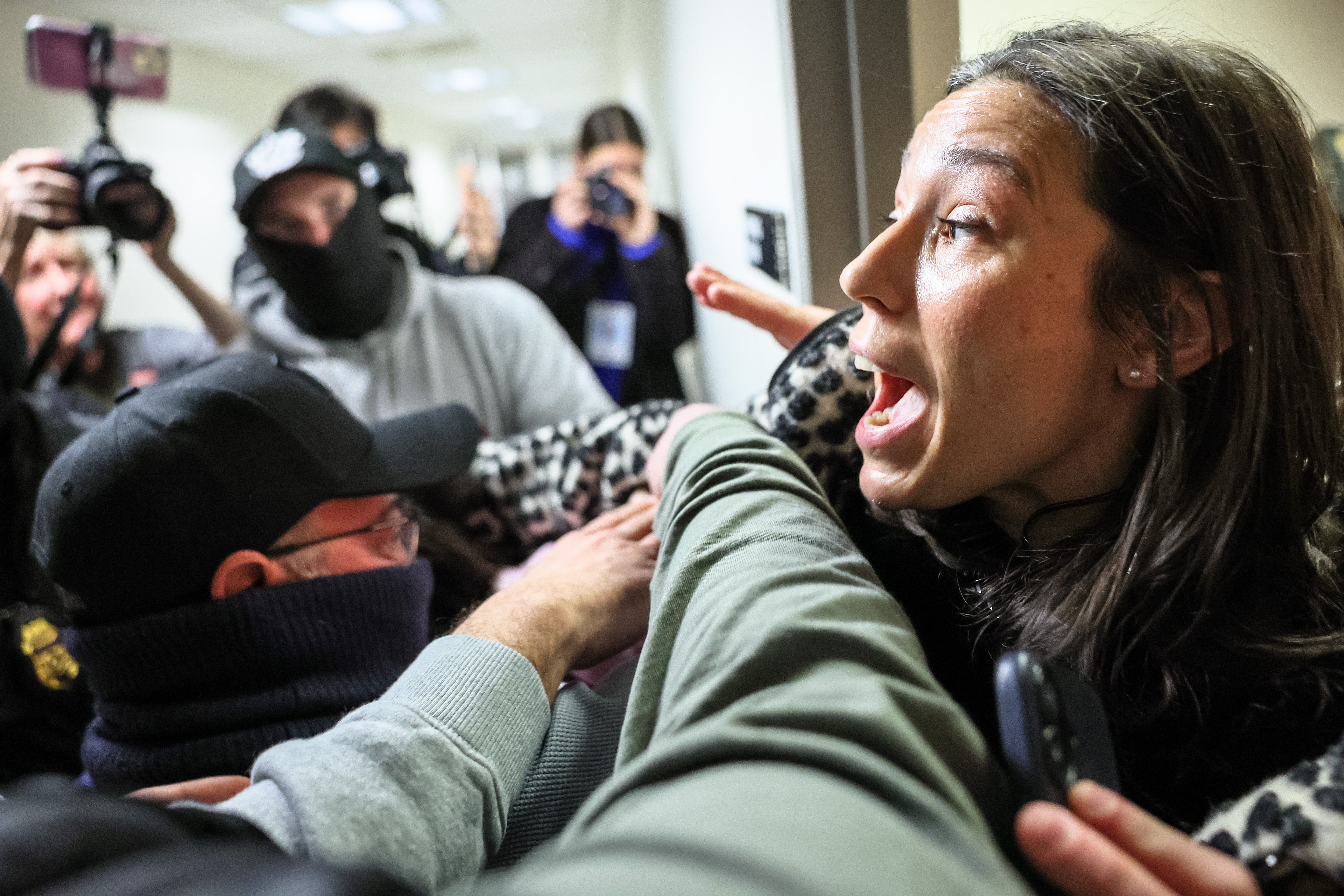 Trumpova administracija donijela je niz sveobuhvatnih političkih odluka koje službenicima ICE-a olakšavaju ciljanje imigranata, uključujući naređivanje imigracijskim sudovima da odbace slučajeve azila, što agentima olakšava uhićenje ljudi ispred vrata sudnice