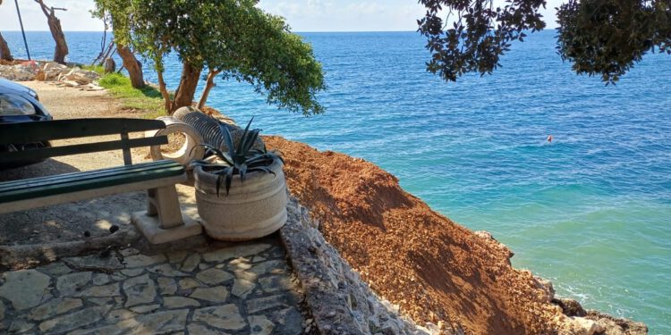 DIVLJAŠTVO NA PELJEŠCU Stotine kubika zemlje za vikend istresli u ovaj prekrasan obalni okoliš