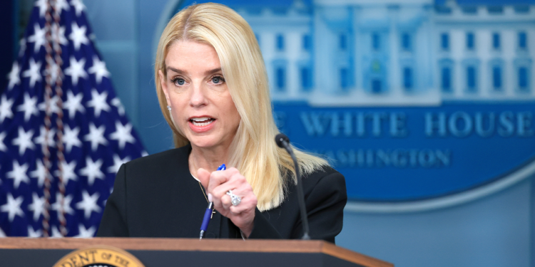 DOJ istražuje Kaliforniju, Maine zbog politike smještaja transrodnih zatvorenika