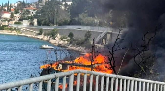 DRAMA NA KRKU U Omišlju se zapalile tri ribarske brodice, bura proširila vatru na šumu, brane se kuće!