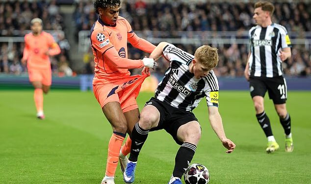 ‘Da ga vaša kći dovede kući, bili biste sretni’: Insajderi iz Newcastlea otkrivaju kako je Lewis Hall postao najbolji lijevi bek Engleske, zašto Thomas Tuchel voli ‘the Slough Maldinija’, prevladavajući strahove za koje je Eddie Howe mislio da je ‘s***’ i njegov skriveni talent