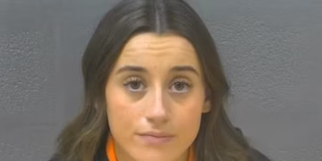 Dadilja zatvorena nakon što su istražitelji rekli da je ostavila dijete bez hrane i vode 21 sat dok se roditelji nisu vratili kući