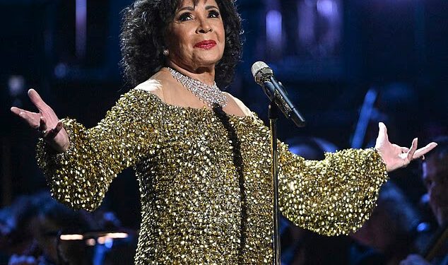 Dama Shirley Bassey (89) otkriva da ide na operaciju koja će joj onemogućiti korištenje ruke dok se ispričava obožavateljima