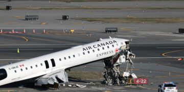 Desetljeća gotovo neuspjeha u zračnim lukama u New Yorku gotovo su predviđala tragediju piste LaGuardije dok su piloti molili: ‘Molim vas, učinite nešto’