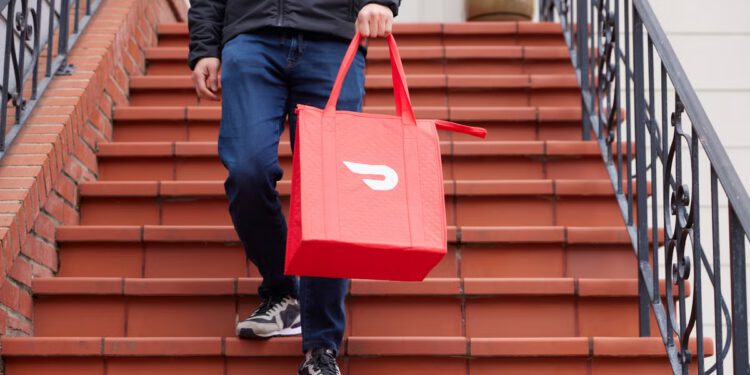 DoorDash suspendirao vozača koji je rekao da će isporuke Trumpovih pristaša baciti ‘kroz prozor’