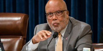 Dugogodišnji demokrat u Zastupničkom domu odbacuje kritike vezane uz dob u predizbornoj utrci za demografe