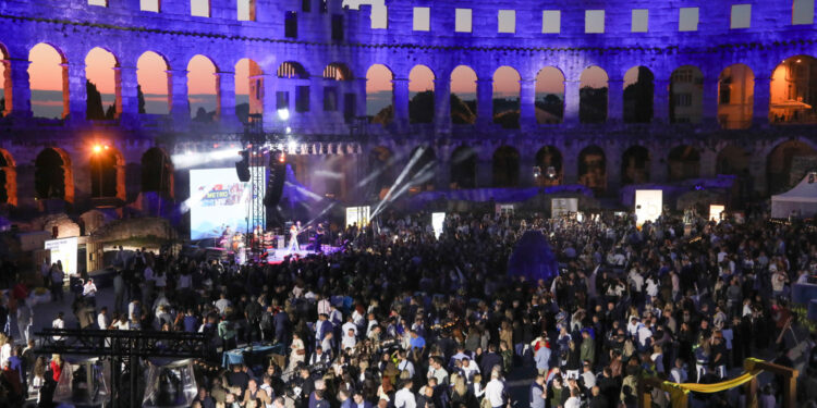 Estradni menadžeri otkrili nam što se događa u Areni: ‘Peđa, makni tipa koji nas ucjenjuje i traži mito’