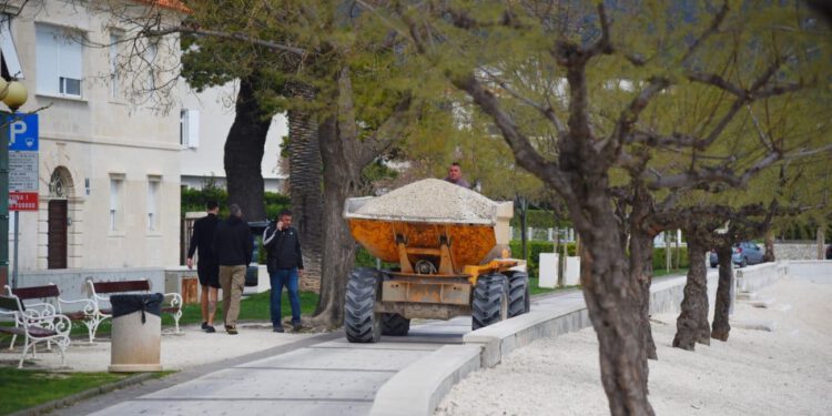 FOTO Kaštela se pripremaju za turističku sezonu: Nasipaju se plaže, orezuju stabla…