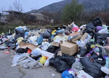 FOTO Komunalni kolaps u mostarskom naselju Orlac, otpad blokirao nogostup i dio prometnice, mještani traže hitnu reakciju