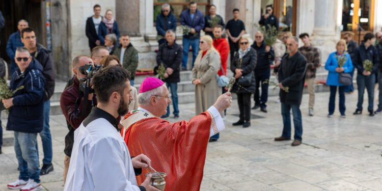 FOTO Nadbiskup Križić u katedrali sv. Dujma predvodio misu na Cvjetnicu. Vjernicima je uputio znakovitu poruku