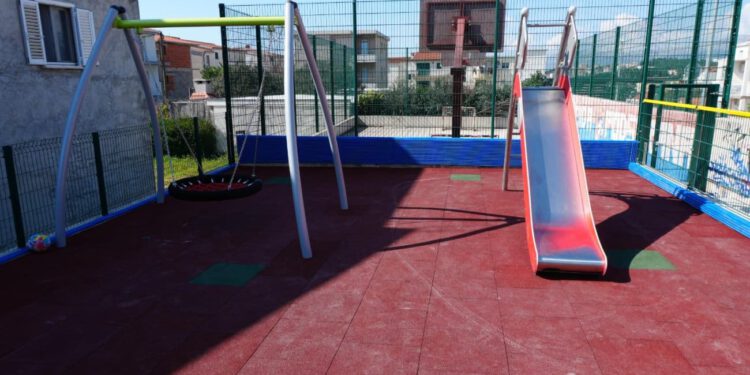 FOTO U Podstrani uređeno još jedno dječje igralište. Pogledajte kako izgleda