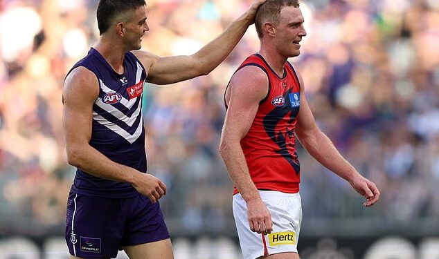 Footy legenda brendira AFL zvijezdu ‘lažnog žestokog momka’ jer ismijava suparnikovu ćelavu točku i ruga mu se zbog njegove mame