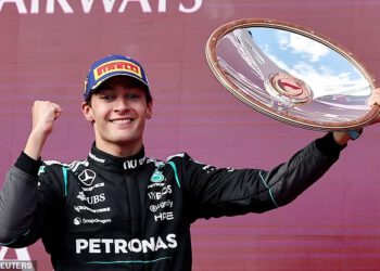 George Russell osvaja pobjedu na Velikoj nagradi Australije nakon borbe s Ferrarijevim Charlesom Leclercom za prvo mjesto – dok Aussie F1 zvijezda Oscar Piastri pada