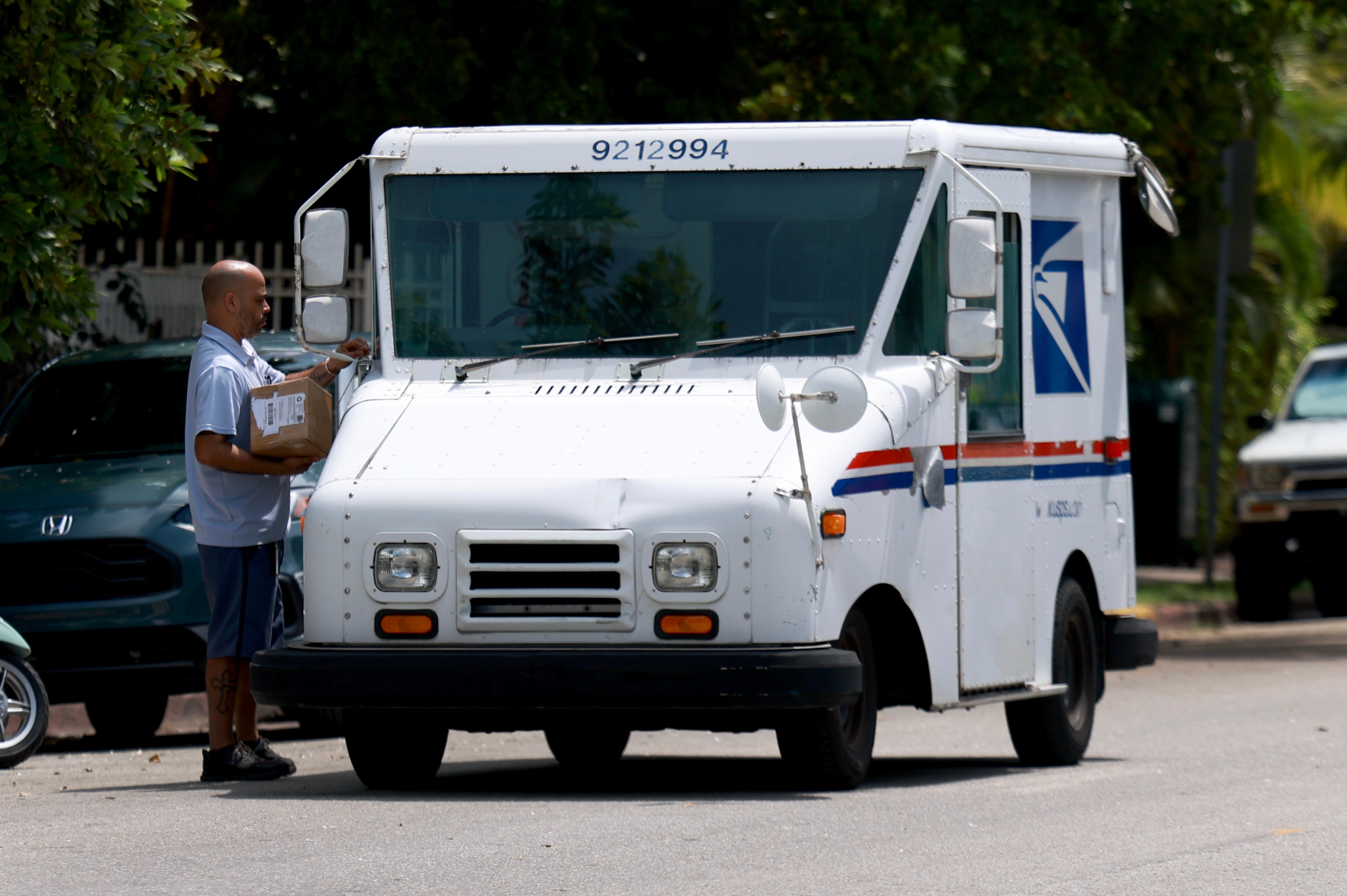 USPS je primio ponude od više od 20 tvrtki za korištenje njegove usluge zadnje milje, koja pakete iz 18.000 poštanskih ureda i dostavnih centara donosi na krajnje odredište