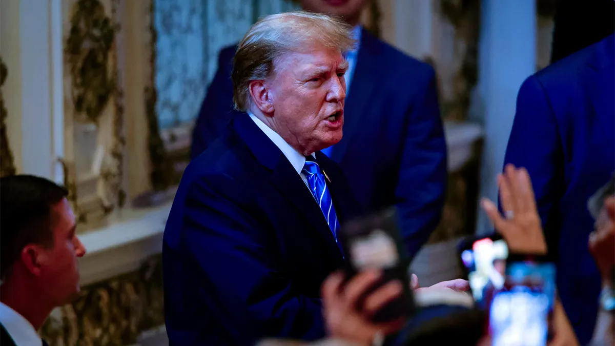 Trump govori okupljenima u svojoj rezidenciji Mar-a-Lago.