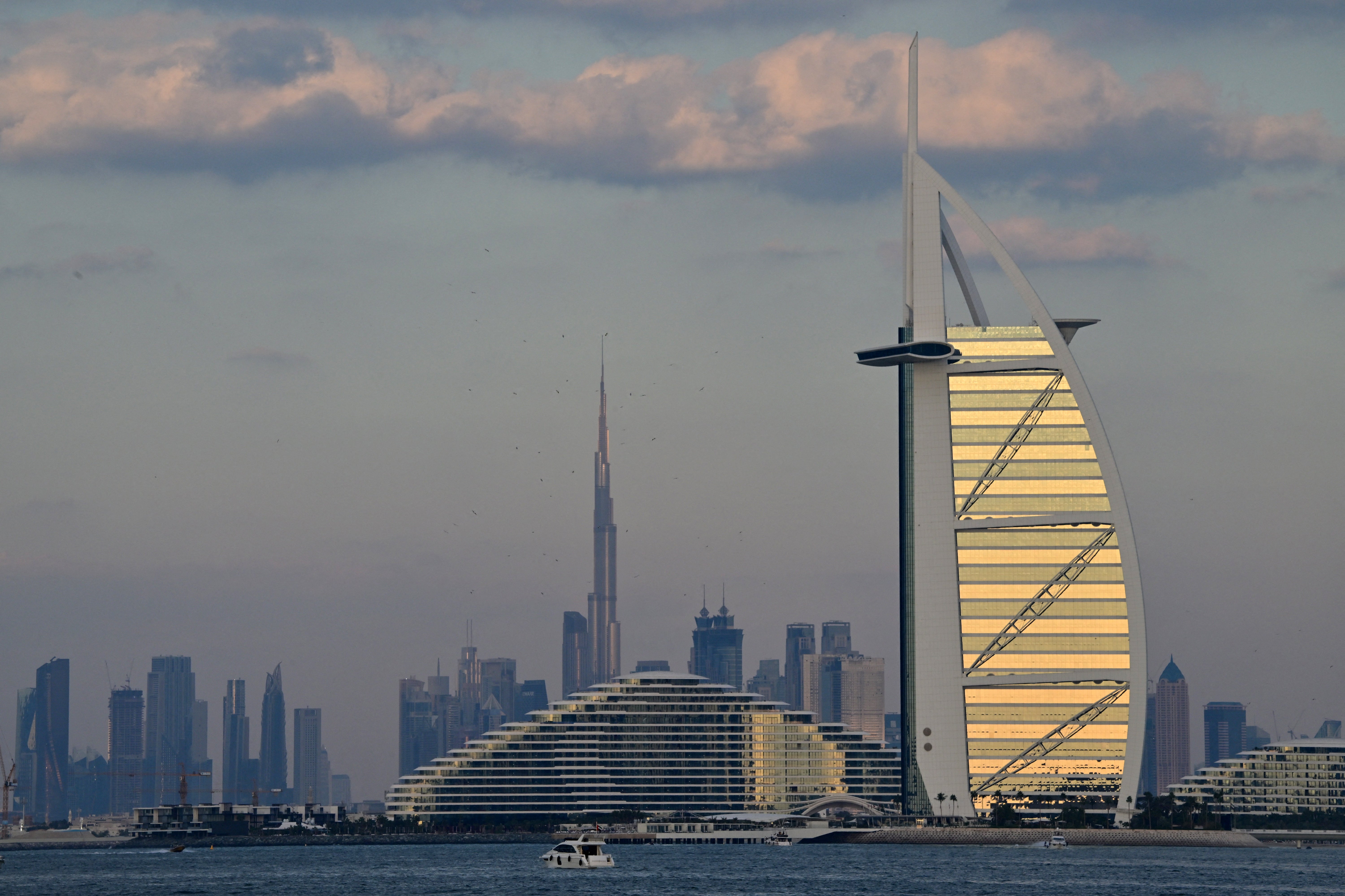 Toranj Burj al-Arab, legendarni hotel u Dubaiju, gori nakon što ga je oborio iranski dron
