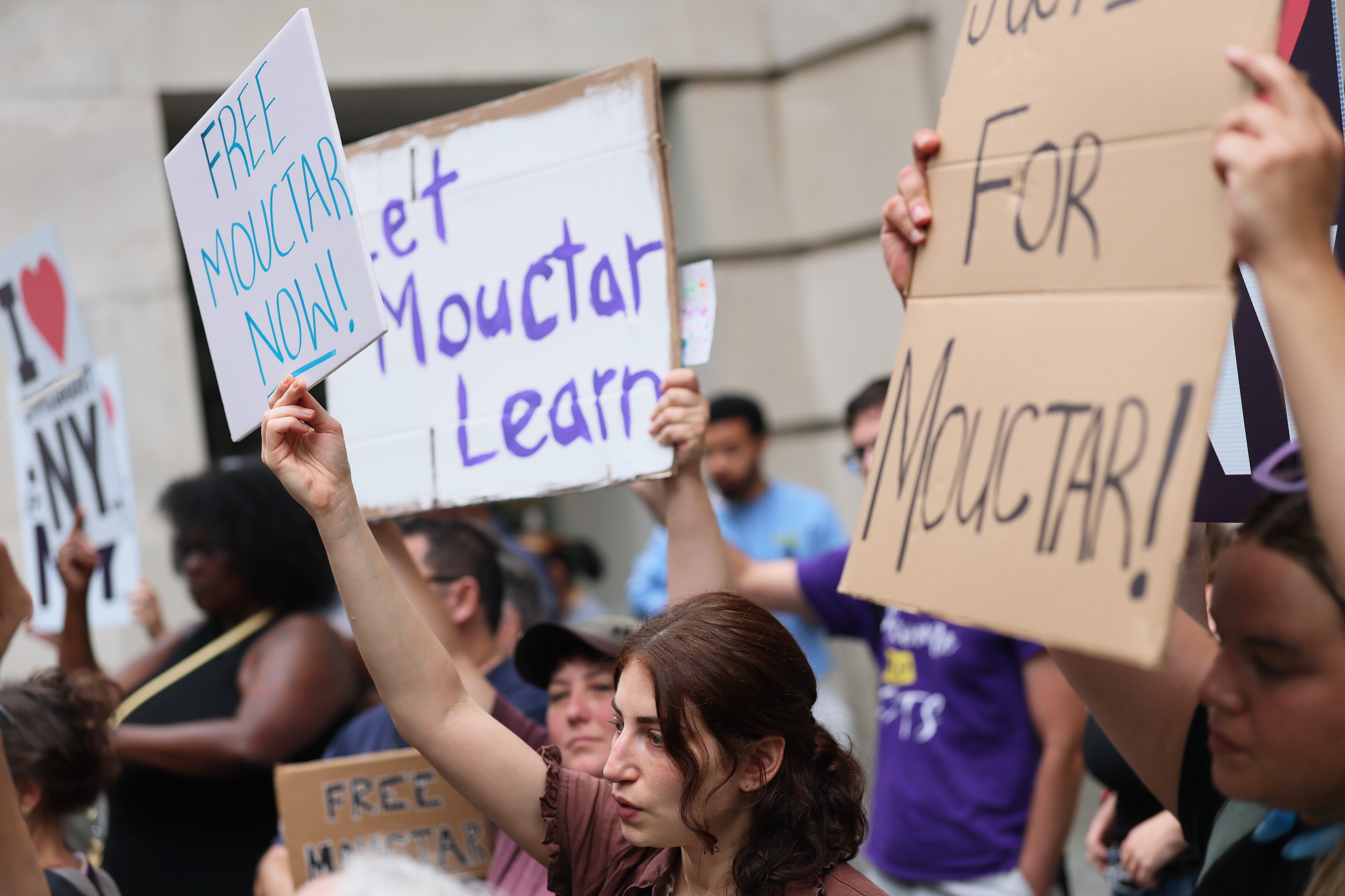 Njujorčani su se okupili za oslobađanje nekoliko studenata imigranata uhićenih otkako se Trump vratio na dužnost, uključujući Mamadoua Mouctara Dialla, koji je proveo tri mjeseca u pritvoru ICE-a nakon uhićenja tijekom rutinskog sudskog ročišta