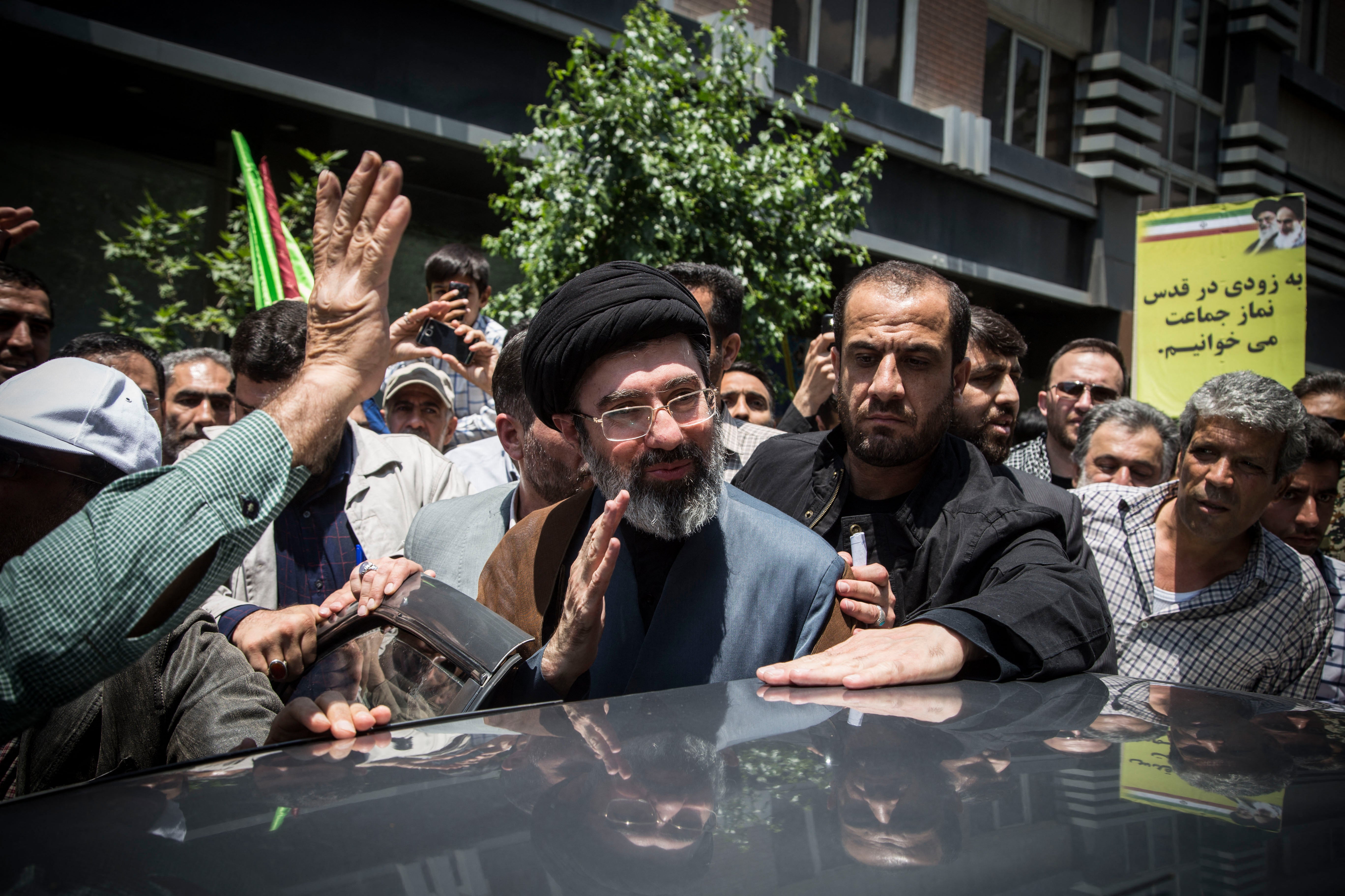 Mojtaba Khamenei, u sredini, sin bivšeg iranskog vrhovnog vođe ajatolaha Alija Khameneija