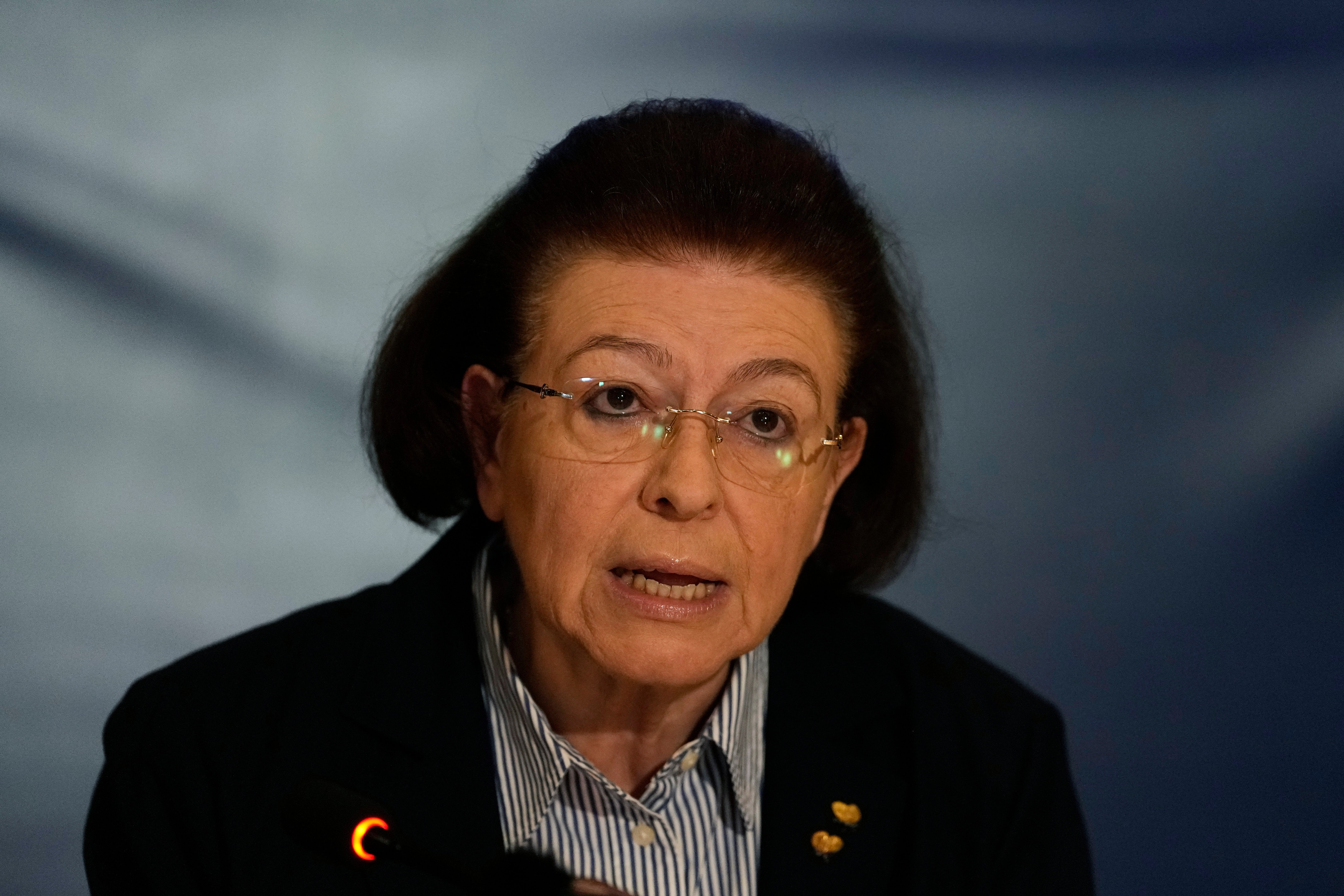 Grčka ministrica kulture Lina Mendoni govori tijekom konferencije za novinare u Ateni u četvrtak, 5. ožujka 2026., na kojoj je predstavljen materijal koji prikazuje posljednje trenutke grčkih zarobljenika prije njihovog pogubljenja od strane nacističkih snaga na poligonu Kaisariani 1. svibnja 1944., nakon što je država preuzela ratnu arhivu. (AP Photo/Thanassis Stavrakis)