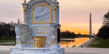 Grupa koja stoji iza kipova Epstein-Trump postavila je novu ogromnu zlatnu skulpturu WC školjke na National Mallu