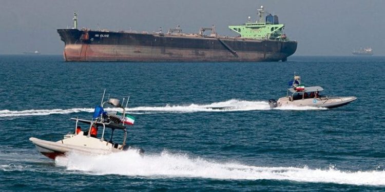 Iran objavio uvjet za prolaz Hormuškim tjesnacem: "Izbacite ih i plovite slobodno"